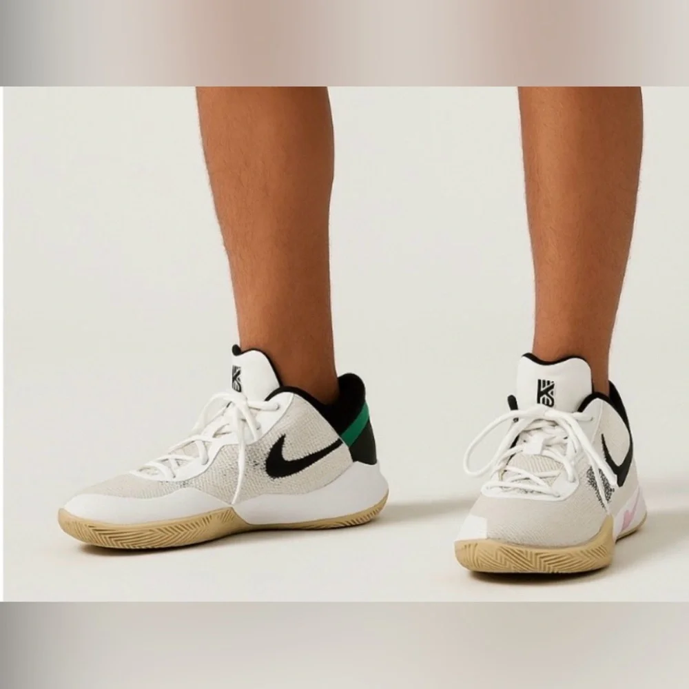 Nike Kyrie Flytrap Basketball Shoes Youth Size 3Y US –– White/Black/Green(D5)✨